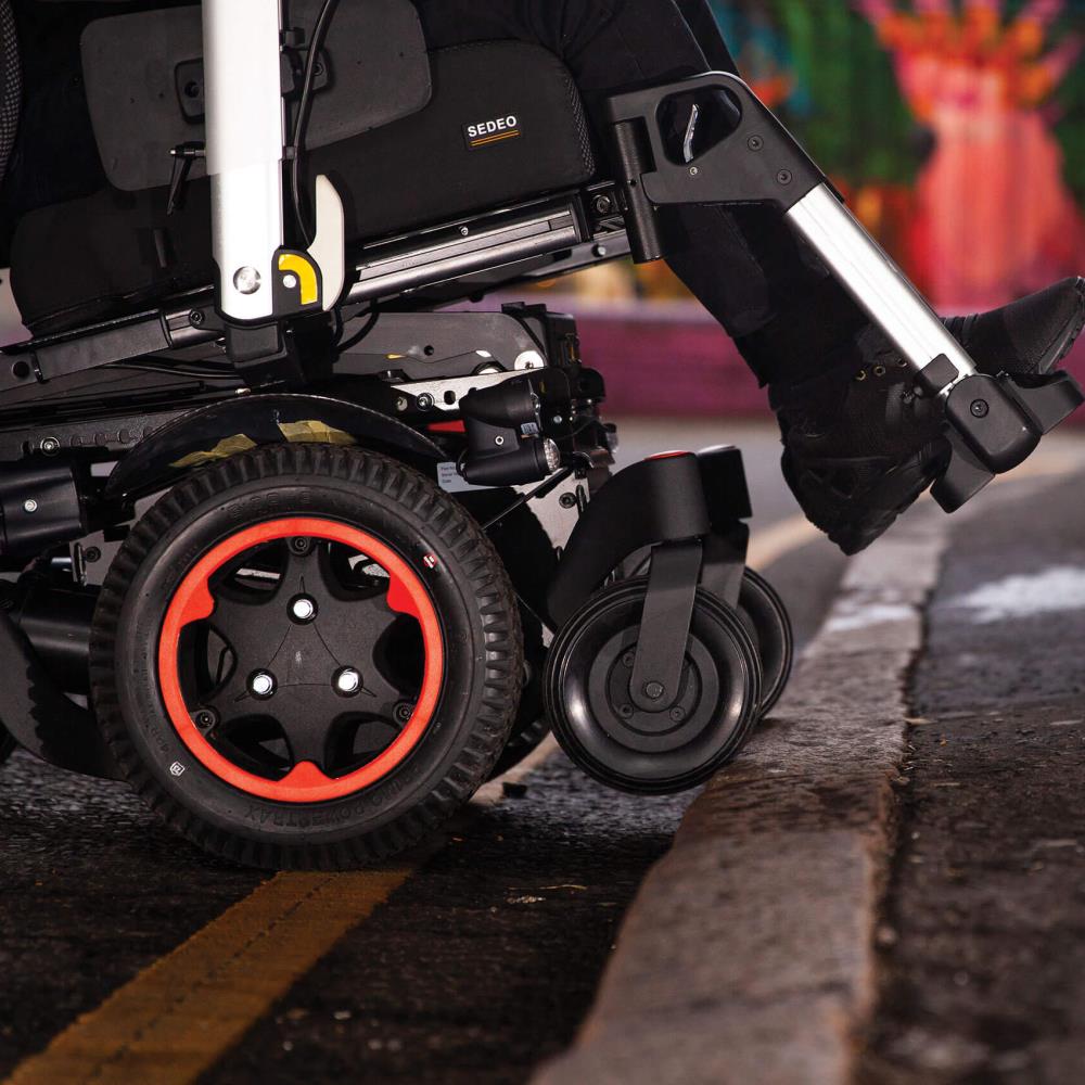 Quickie Q300 M Mini - Climb curbs of up to 70 mm.